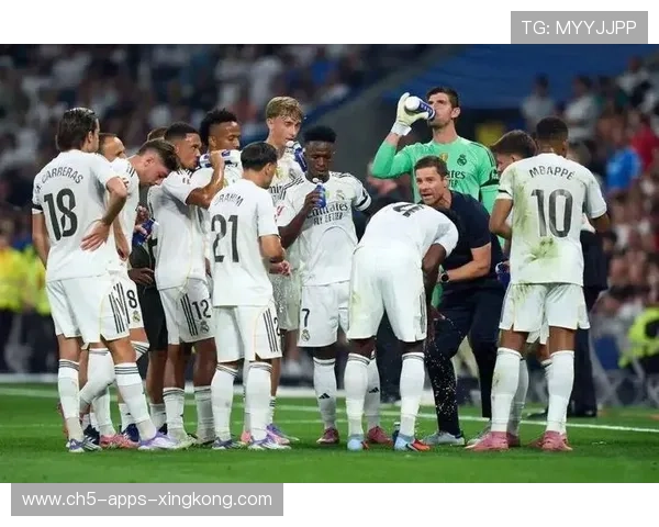 皇马中路配合化解对手盯防并完成推进