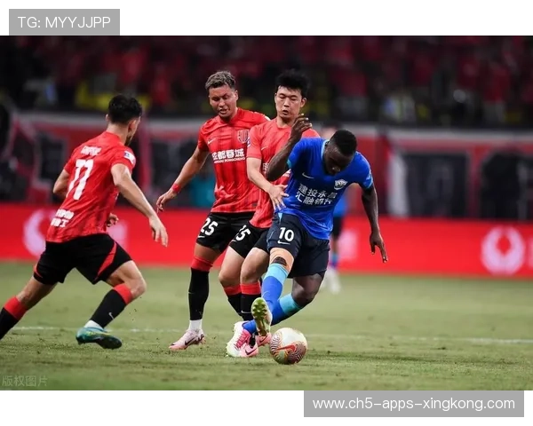 成都蓉城中场组织能力日趋稳定,节奏更清晰 成都蓉城中场组织能力日趋稳定,节奏更清晰