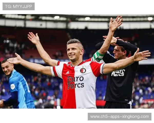 费耶诺德中前场在比赛中冲击对手防线